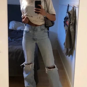 Jeans med hål  - Skick 10/10, skriv för frågor och bilder