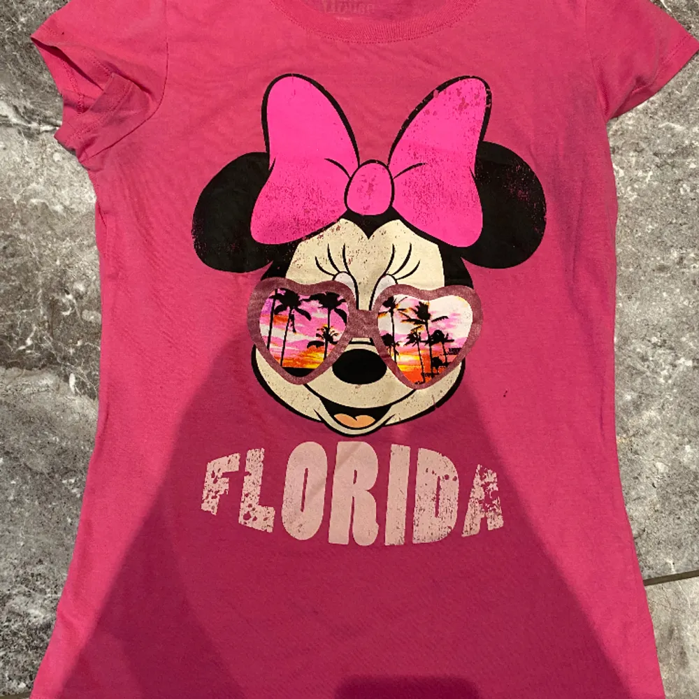 Rosa tshirt xs/. Köpt i Florida, Disney world. Speciell och fin. Säljer pga stor garderobrensning. Kika gärna på mina andra annonser, säljer mycket. Samfraktar gärna:) . T-shirts.