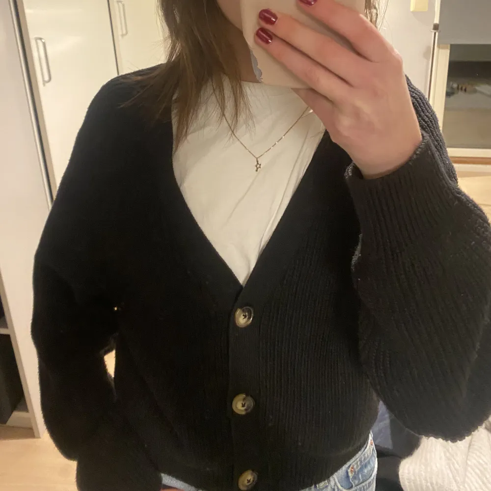 Svart kofta i bra skick!!😊 Den är i storlek Xs men passar även S Den är nästan helt oanvänd 💕. Neuletakit & Villapaidat.