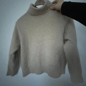 Stickad ulltröja från uniqlo - Säljer denna snygga ulltröja från uniqlo, priset går att diskuteras. Perfekt nu till vintern, den är l på Ven väldigt varm. Kan även mötas upp 😊🫶