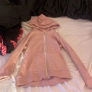 Rosa kofta med dragkedja xs  - Rosa kofta från lager 157 storlek ca oanvänd säljer pga för liten
