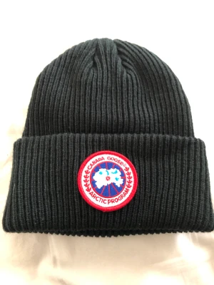 Canada Goose mössa  - Testad på ett få tal gånger, 100% äkta medföljer original förpackning och så klart kvitto!  INGEN RETUR PÅ HUR DET PASSAR ELLER ÄKTEHETS FUNDERINGAR DÅ JAG HAR KVITTO