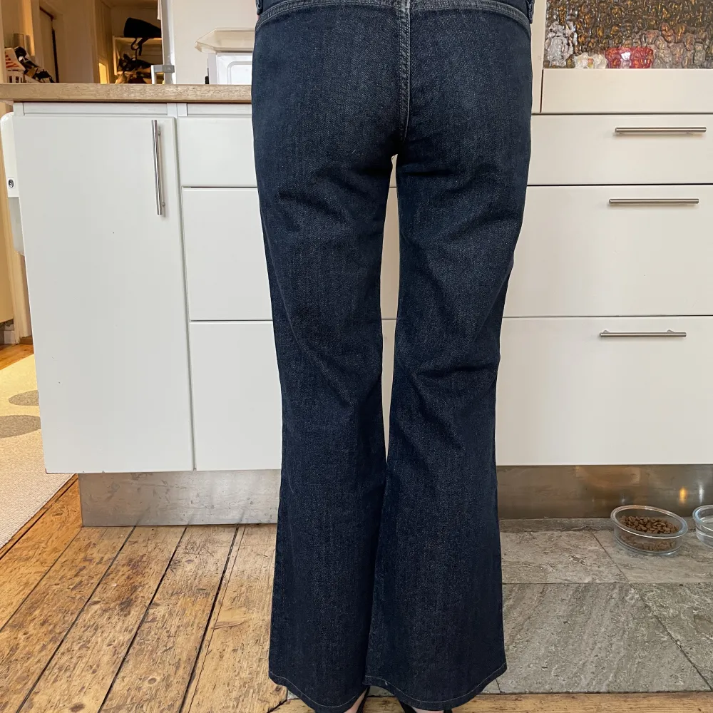 Diesel low rise utsvängda jeans storlek 26. Längd bedöms till 30 (26/30)- innerbenslängden är 69,5 cm. Jeans & Byxor.