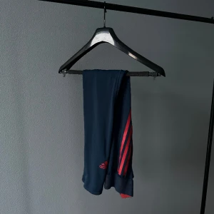 Träningstights - Adidas träningstights, blå/röda. Använda fåtal gånger. 