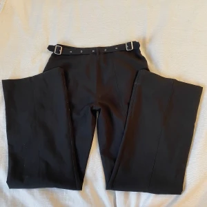 Kostymbyxor  - Skiiiit snygga jätte najs tyg som liksom faller fint för de är alltid helt rakt Innerbenslängd: 80 midja:83