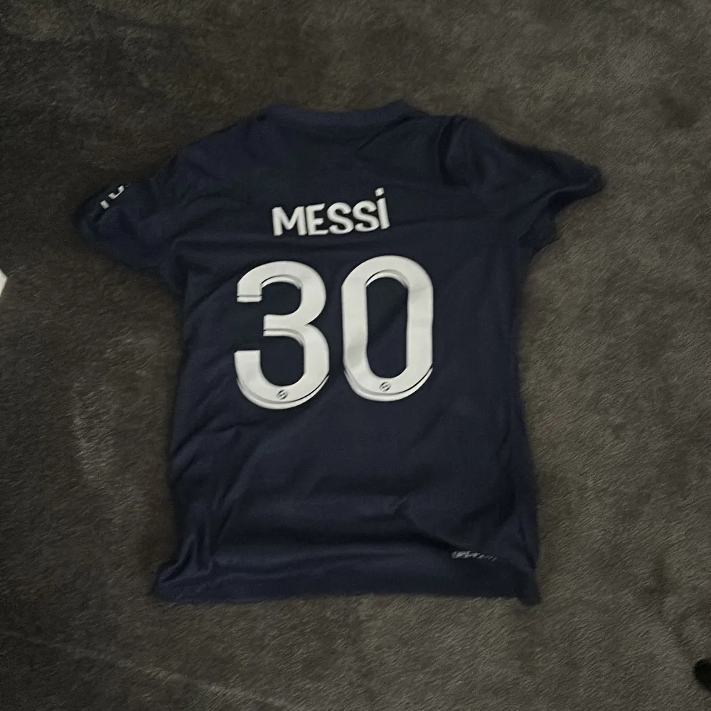 Messi tröja player edition Storlek m   använd 1 gång. . T-shirts.