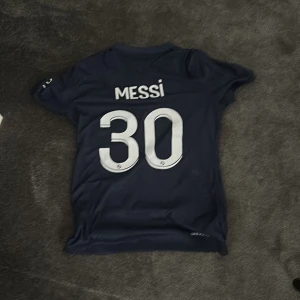 Messi psg tröja - Messi tröja player edition Storlek m   använd 1 gång. 