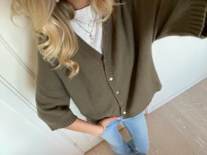 Trekvartsärmad kofta - Såå fin kofta med trekvartsärmar frpn märket Costa i 20% Kashmir och 80% merinoull💕 använd en gång och köpt för 1200kr