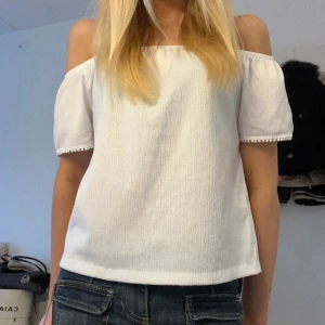 Söt vit topp  - Säljer denna top då den aldrig använd. Jätte fint skick inga defekter❤️