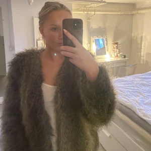 Pälskappa  - Skitsnygg pälskappa från hm storlek 34, säljer då den ej kommer till användning 