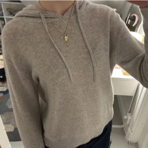 Lindex hoodie - Säljer denna fina stickade hoodien från Lindex, knappt använd. Lånade bilder så skriv för egna