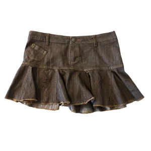 Söt lågmidjad kjol med detaljer - Brun/grå lågmidjade kjol med söta detaljer!!💖💖