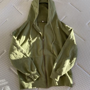 Grön zip up hoodie - Mysig zip up hoodie från Subdued, köpt för 300kr i italien  storlek s. Läs bio innan köp och tar bara swish 