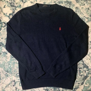 Ralph Lauren tröja  - Säljer superfin Ralph Lauren tröja storlek M. Den är mörkblå o är i fint skick. Fler bilder/mått kan jag skicka vid förfrågan//Resell_sweden