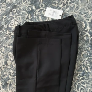 Kostymbyxor nya - Finbyxor Bik Bok modell Wilma stl. 36. Oanvända. Säljes pga felköp.