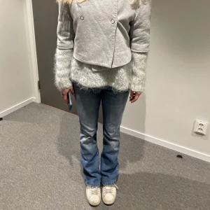 Wrangler jeans - Wrangler jeans, jag är 166 i referens. Dessa jeans är uppsydda, men går säkert att sprätta upp. Finns en defekt som eneklt går att lösa men skriv i dm för mer info.