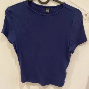 Mörkblå t-shirt från shein som aldrig är använt💙 säljer den för att den inte passade och jag orkar inte returnera . Köparen står för frakten 💗
