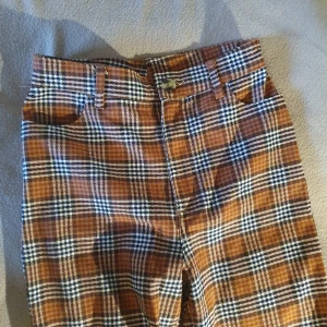 Rutiga byxor - Bruna rutiga byxor från Monki. Storlek 32