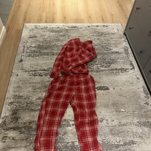 Pyjamas  - Säljer denna suuper fina julpyjamasen som har blivit för liten. Frakt kan diskuteras.💕