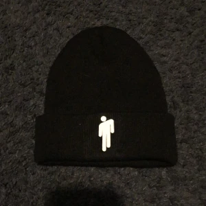 Mössa - Svart Billie Eilish mössa, aldrig använd, varm och bra för vintern