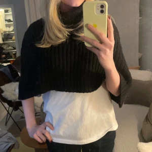 Poncho - Fin poncho som är perfekt att ha över vilken topp som helst eller en T-shirt😇