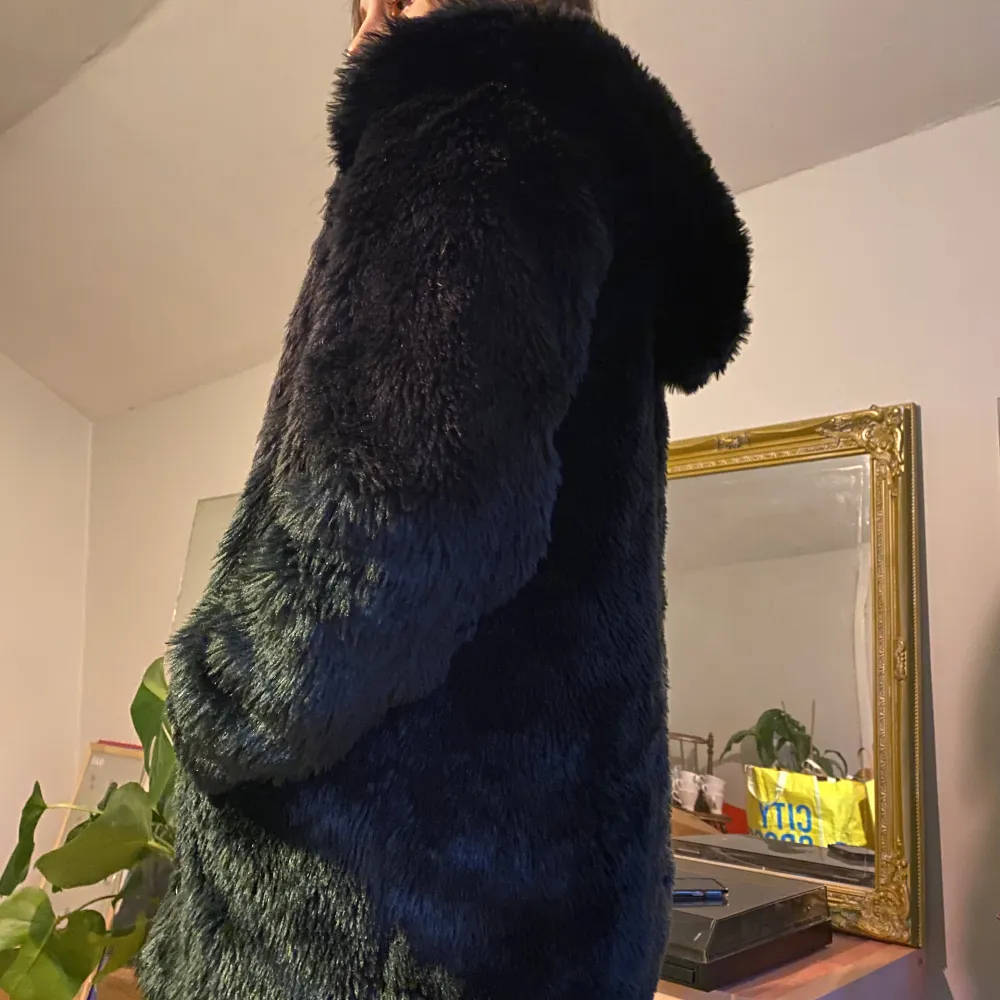 I använt skick men inga större skavanker. Har behövt sy fast knäppena några gånger (se bild 3). Det var en lång kappa från början men den är uppsydd av skräddare så inget som märks. Den har luva om det inte är 100% tydligt på bilderna!. Takit.