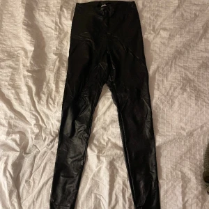 Skinn tajts - Tajts i skinn imitation som aldrig kommit till användning👛