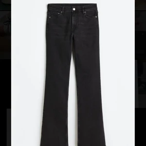 Jeans - Säljer dessa high waisted flare från hm. Liten i storleken. Stl 40 men passar mig som vanligtvis har stl 38. Färgen e typ grå/svart.