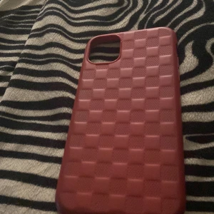 iphone 11 skal - ett rött iphone skal som är rutigt och elegant. 