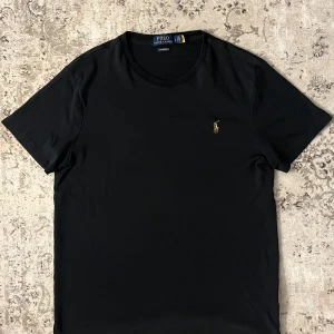 Polo Ralph Lauren - Svart Polo RL T-shirt, 8/10 skick. Priset kan diskuteras.