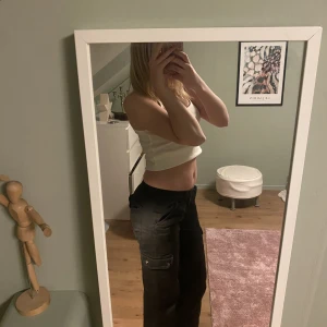 Cargo pants  - Svarta jätte coola low waisted cargo byxor🎸 köpt second hand Står ingen storlek men skulle säga typ S men även i vissa fall XS eller M