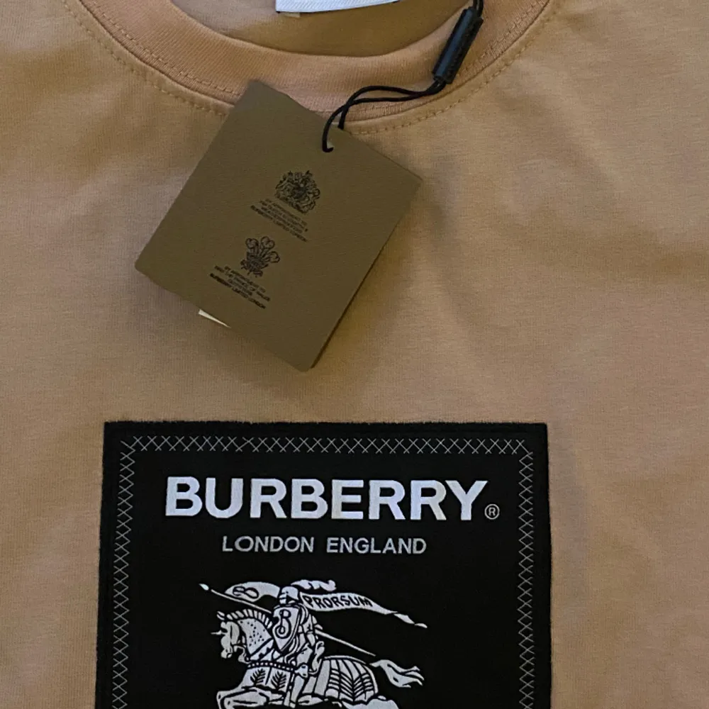 T-shirt Burberry kopia av bra kvalitet. T-shirts.