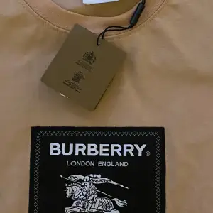 T-shirt Burberry kopia av bra kvalitet