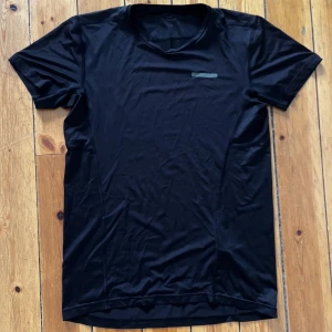 Zlatan tshirt - En träningströja från Zlatans egna märke köpt på stadium. Som ny och inte använd på flera år. Mjuk och skön att träna i + att den andas jättebra!