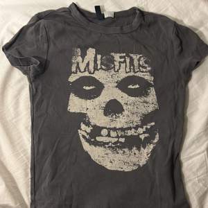 En nästan helt oanvänd misfit t-shirt