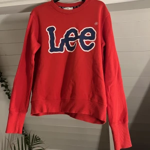 Lee sweatshirt  - Nyskick Röd lee sweatshirt. 