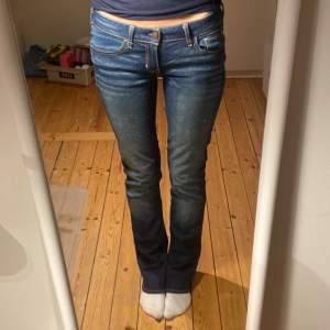 Mörk blå bootcut jeans från hollister med lite slitage längst ner annars bra skick❤️Köpta här på plick!
