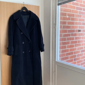 Klassisk kappa säljes  - Snygg, klassisk kappa från H&M säljes. Kombination av mörkblå och svart i färgen. Bra skick. Står inte storlek men ungefär S/M. ☀️ 