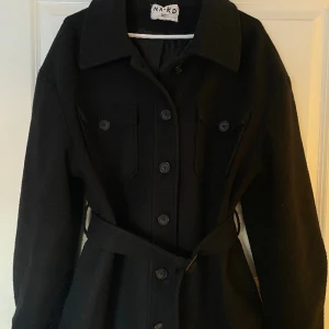 Kort kappa - En fin kort svart kappa från Nakd i bra skick!
