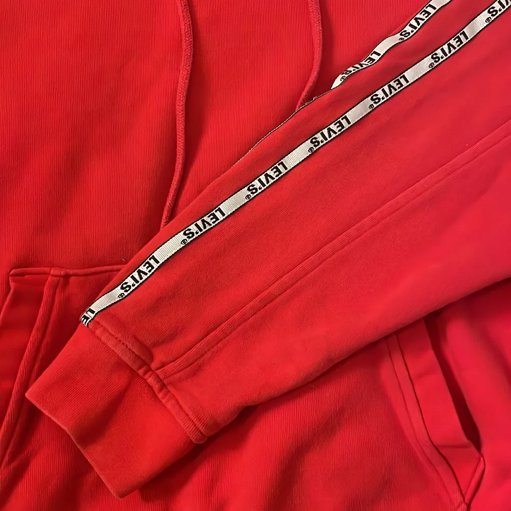 superfin röd hoodie från Levi’s. Säljer då den är för liten på mig, jättefint skick!. Hoodies.
