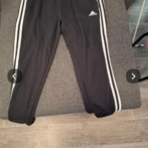 Adidas byxor  - Adidas byxor .Jätte fina med resår i midjan .Andvända fåtal ggr