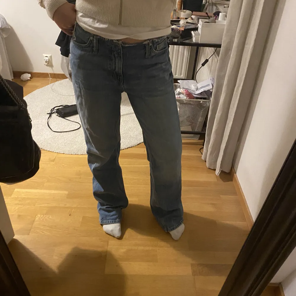 Lågmidjade raka jeans från zara. Använda fåtal gånger.. Jeans & Byxor.