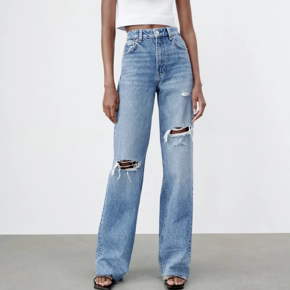 Blå wide fit jeans i supersnygg tvätt från Zara med hål och slitningar! 🌟 Stl 36, ”Full length” Säljer pga kommer inte till användning länge…  Jeansen är i fint skick🌟. Jeans & Byxor.