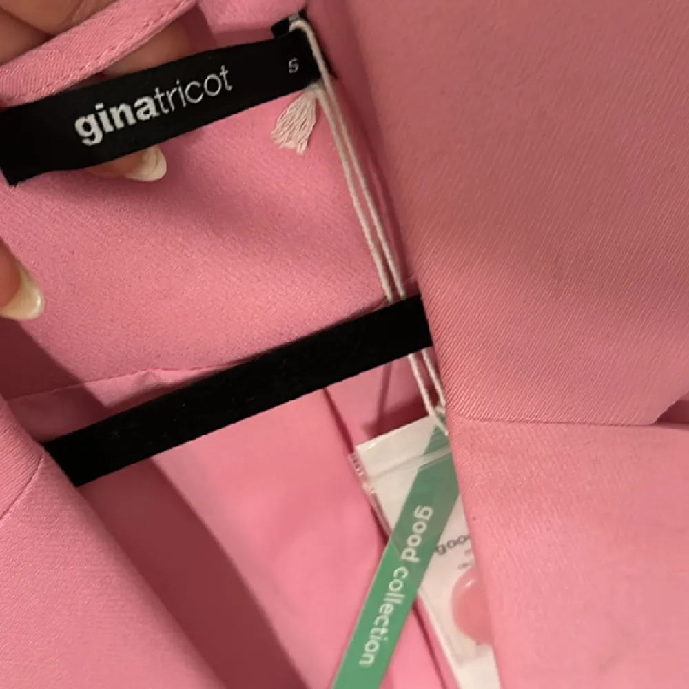 Super fin kort rosa blazer från Gina tricot. Helt oanvänd och lappar kvar . Kostymer.