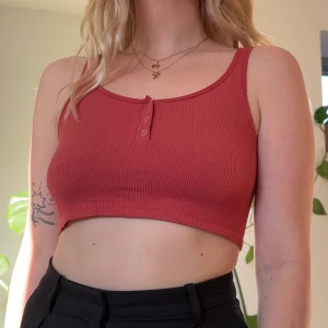 Orange top - Super söt orange/koppar färgad topp! Bra skick! Kolla gärna in resten av grejerna jag säljer och spara på frakt om det skickas ihop!