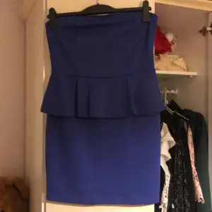 Supersnygg lika/blå klänning från Bikbok, lappen ej kvar men den är aldrig använd.