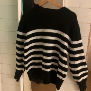 Stickad tröja. - Superfin stickad tröja, knappt Andvänd!