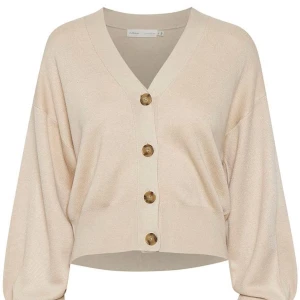 Tunn kofta - En knappast använd kofta ifrån InWear, köptes för 900kr säljer för 300kr💕  Perfekt och mysig kofta att ha nu när det är kallare ute, den är som en tunn kofta men bevarar bra med värme, lyxigt och bra kvalitets material💕