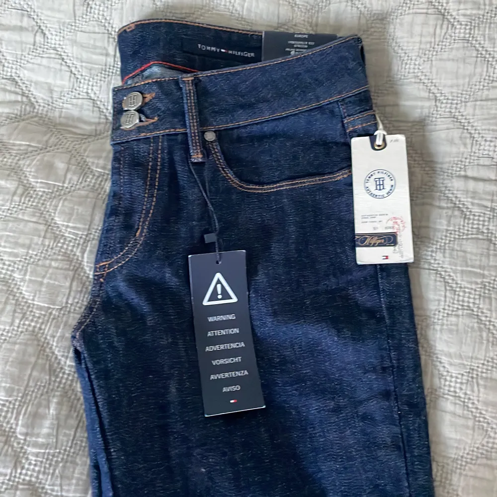 Helt nya Tommy hilfiger jeans. Säljer pga att de är för stora. . Jeans & Byxor.