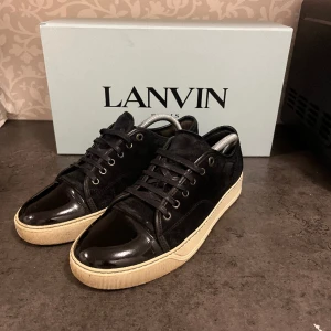 Lanvin  - Säljer dessa extremt eftertraktade lanvin skorna i färgen svart    Skick 8/10 Og box dustbag snören  Storlek uk6 motsvarar 41  Vid minsta lilla fundering skriv pm  Fraktar via postnord Obs skorna är smutsiga på bilden rengöra noggrant innan försäljning  